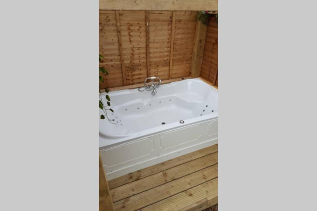 Lazy Lodge Glamping Pod With Hot Tub Port Laoise Bagian luar foto